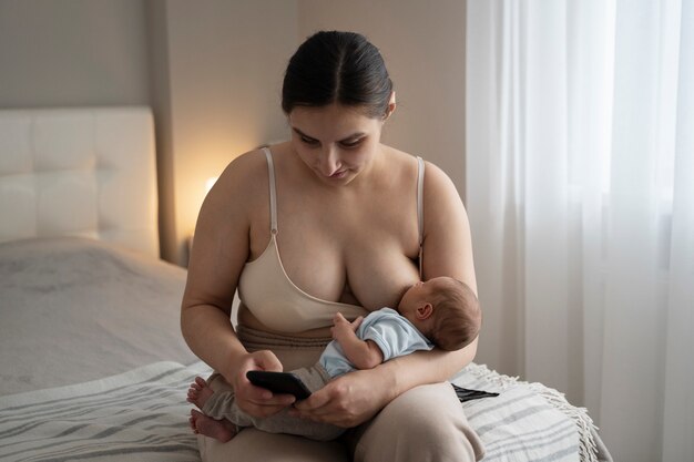 Mujer amamantando a su hijo