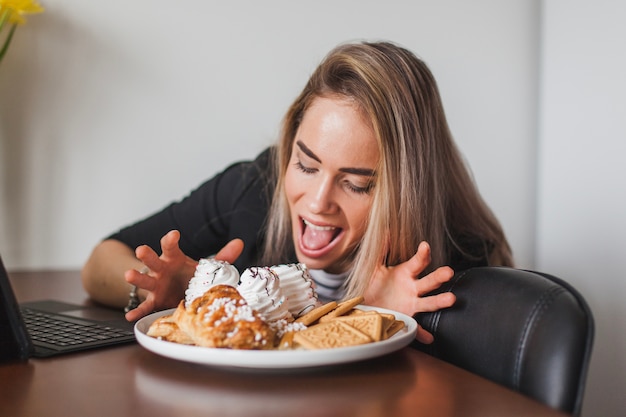 Foto gratuita mujer amando pasteles