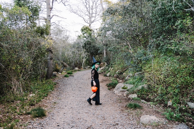 Mujer, ambulante, camino, bosque