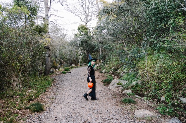 Mujer, ambulante, camino, bosque