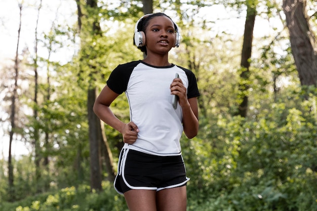 Mujer americana africana, ejercitar, aire libre