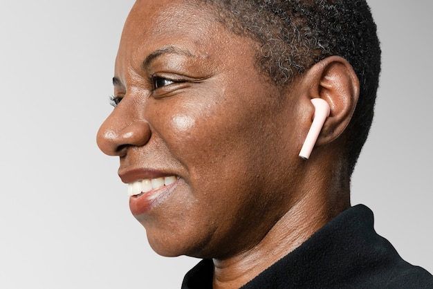 Mujer americana africana, llevando, auriculares inalámbricos