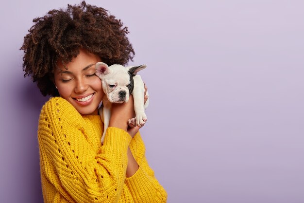 Mujer americana africana, llevando, suéter amarillo, tenencia, perrito