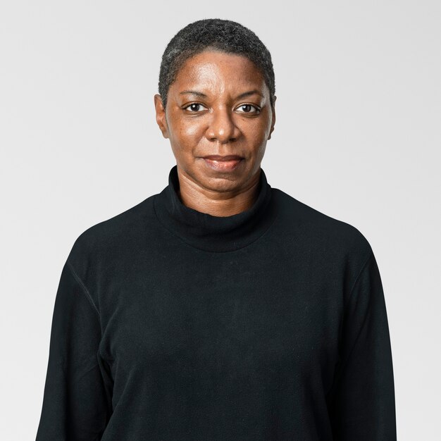 Mujer americana africana, en, negro, manga larga, camiseta, retrato