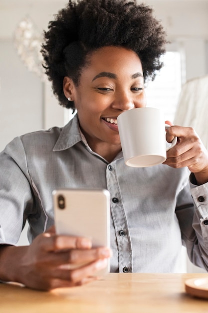 Mujer americana africana, utilizar, un, teléfono móvil