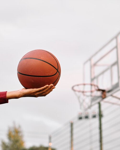 Mujer americana negra, jugar al básquetbol, primer plano