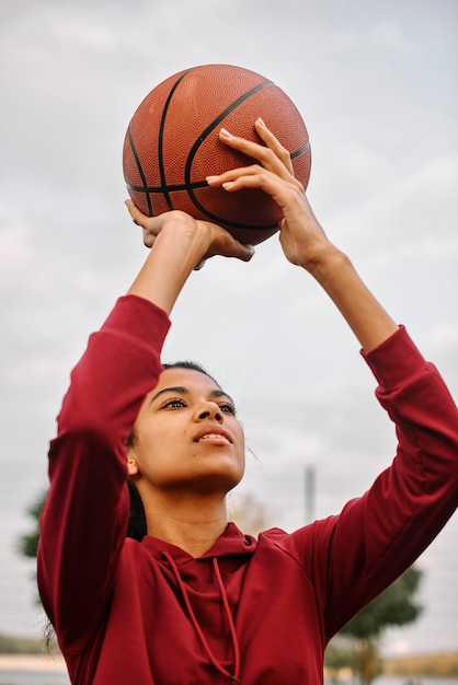 Mujer americana negra, jugar al básquetbol