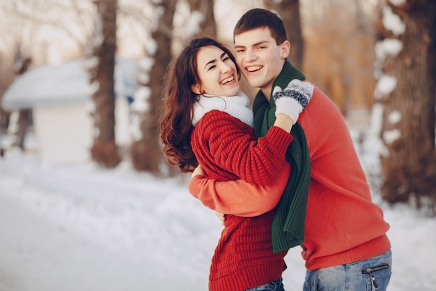 Mujer amiga juntos nieve