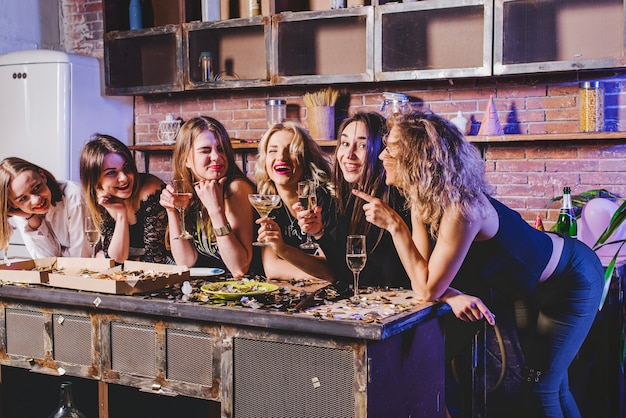 Mujer amigos en la cocina