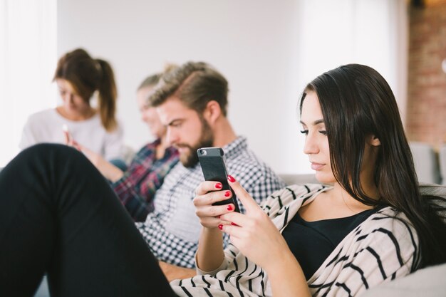 Mujer con amigos navegando smartphone