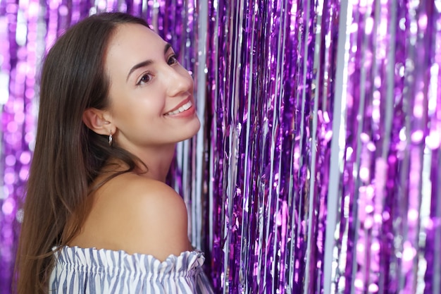 Mujer con amplia sonrisa