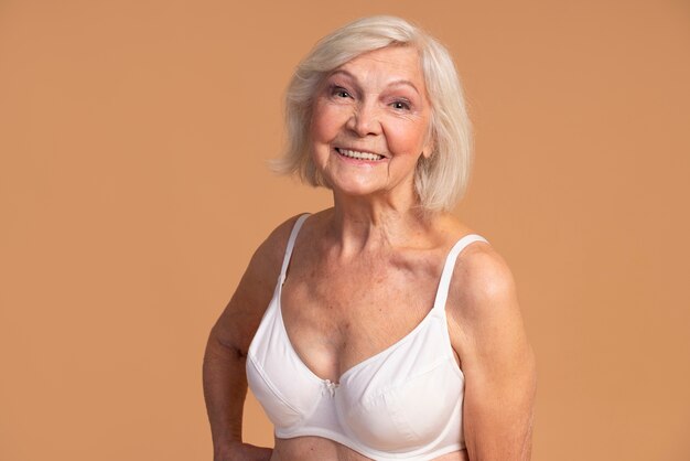 Mujer anciana sonriente de tiro medio