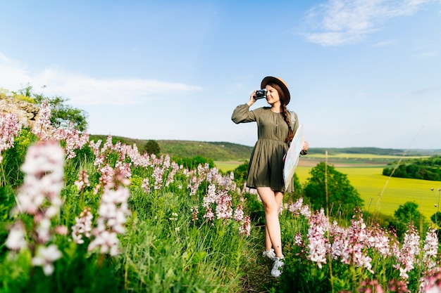 Foto gratuita mujer en andando en campo