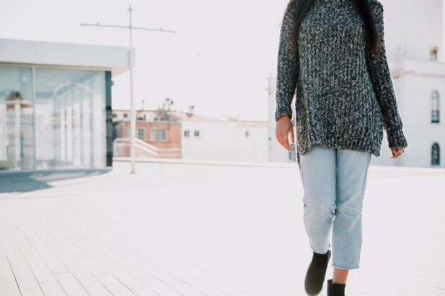 Mujer andando en un día soleado