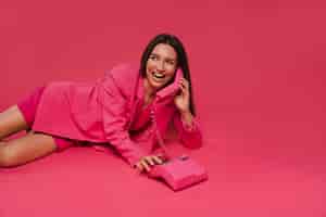 Foto gratuita mujer de ángulo alto posando con traje rosado