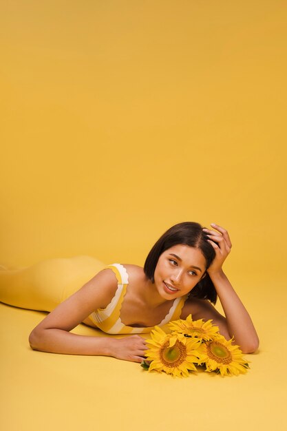 Mujer de ángulo alto con traje amarillo