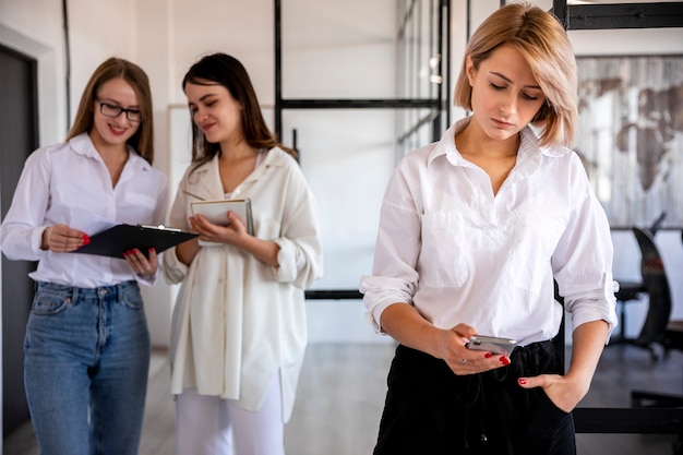 Mujer de ángulo bajo analizando el éxito empresarial