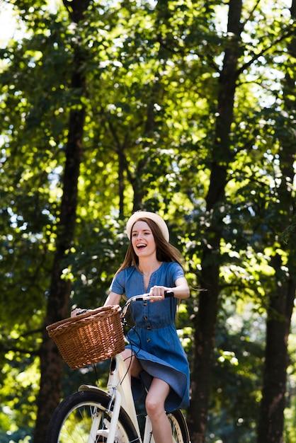 Foto gratuita mujer de ángulo bajo, andar en bicicleta