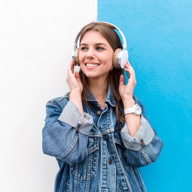 Mujer de ángulo bajo con auriculares