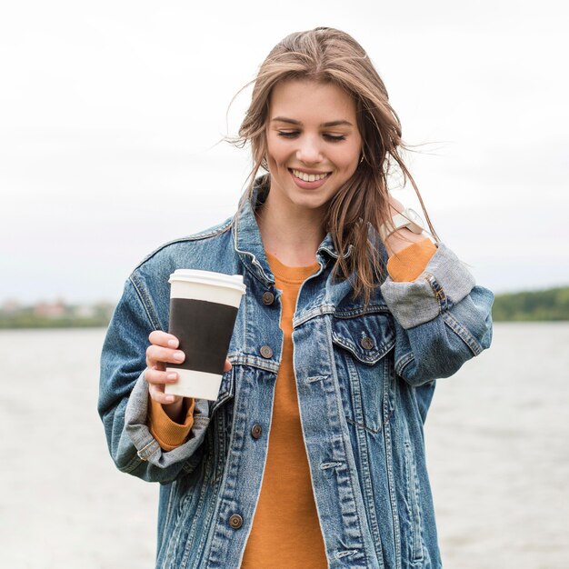 Mujer de ángulo bajo con café