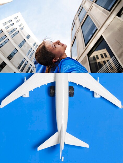 Mujer de ángulo bajo con collage de avión