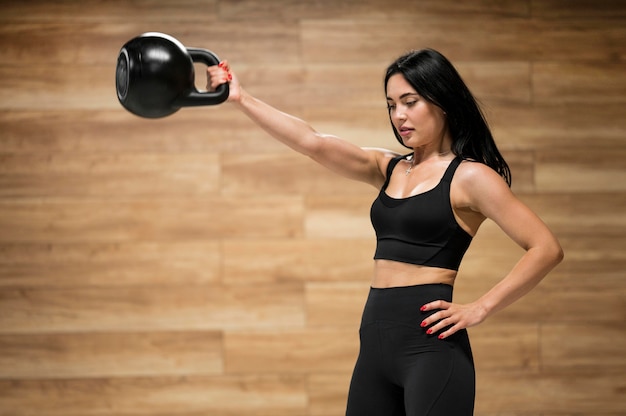 Mujer de ángulo bajo, entrenamiento con pesas