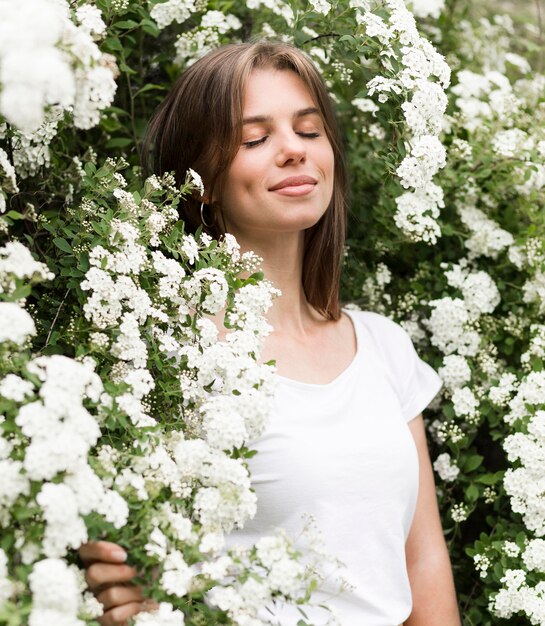 Mujer de ángulo bajo en flores