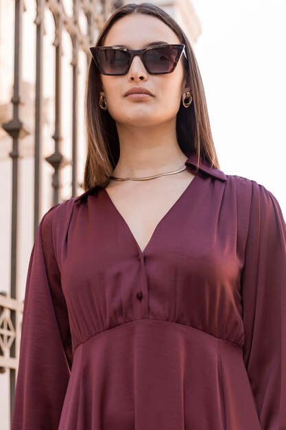 Mujer de ángulo bajo con gafas de sol