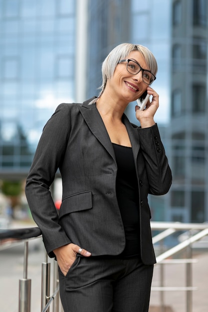 Mujer de ángulo bajo hablando por teléfono