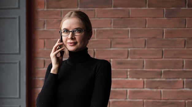 Foto gratuita mujer de ángulo bajo hablando por teléfono