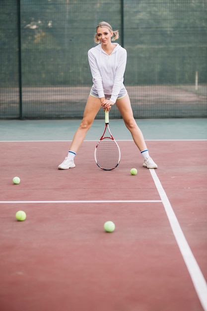 Mujer de ángulo bajo jugando tenis