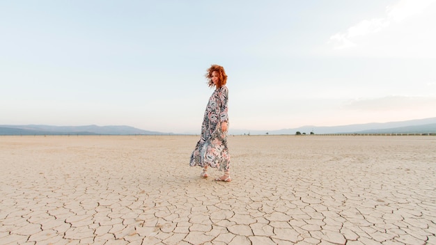 Foto gratuita mujer de ángulo bajo en el mar