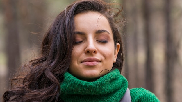 Foto gratuita mujer de ángulo bajo con mochila