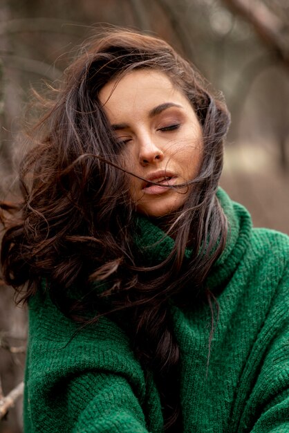 Mujer de ángulo bajo en la naturaleza