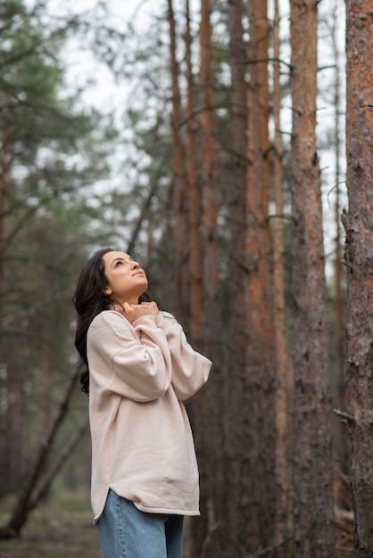 Mujer de ángulo bajo en la naturaleza