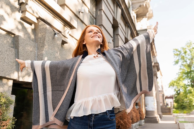 Foto gratuita mujer de ángulo bajo posando al aire libre