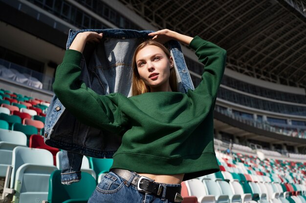 Mujer de ángulo bajo posando al aire libre