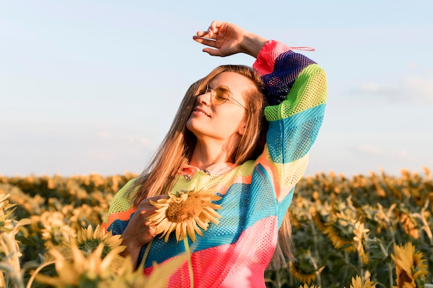 Mujer de ángulo bajo posando en la naturaleza