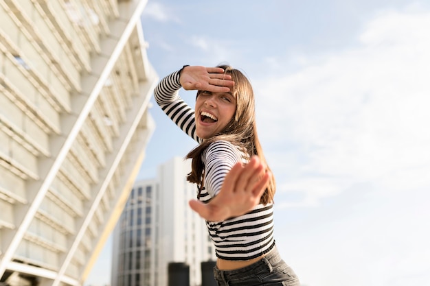 Foto gratuita mujer de ángulo bajo que parece feliz