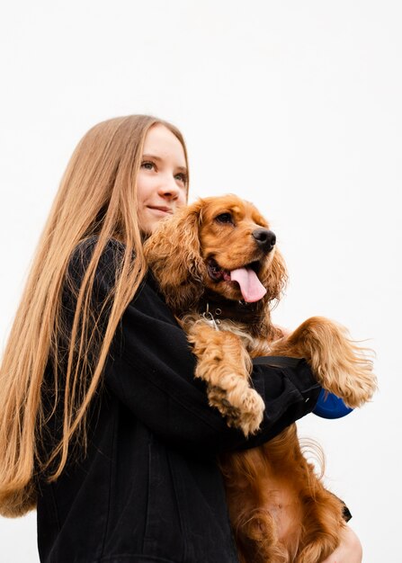 Mujer de ángulo bajo con su perro