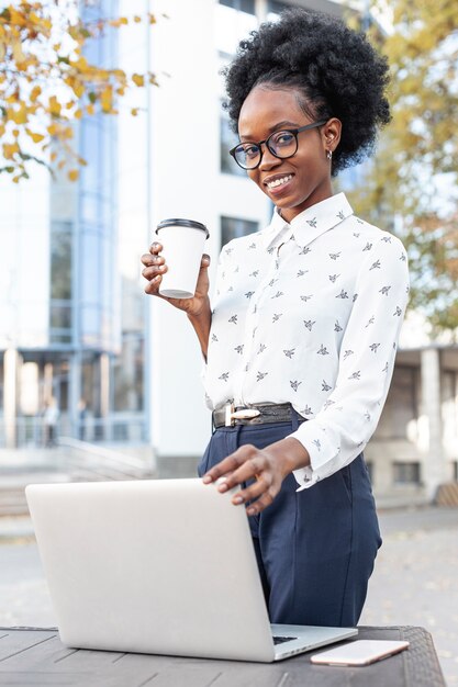 Mujer de ángulo bajo trabajando al aire libre