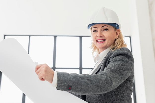 Mujer de ángulo bajo trabajando