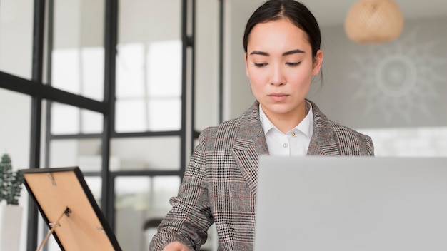 Mujer de ángulo bajo trabajando