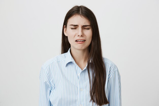 Mujer angustiada llorando, sollozando