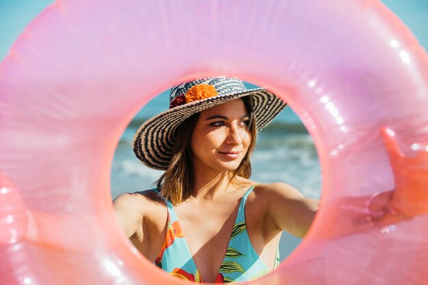 Mujer con anillo inflable