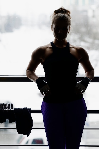 Mujer anónima descansando durante el entrenamiento