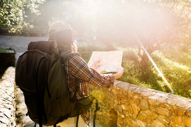 Mujer anónima leyendo mapa