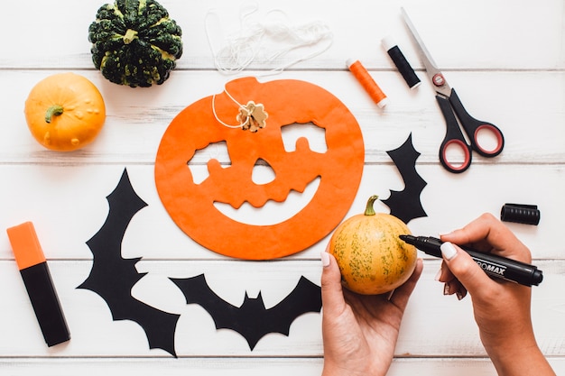 Mujer anónima que crea la decoración de Halloween