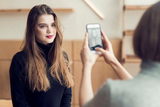 Mujer anónima que toma la foto de la joven modelo