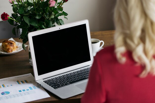 Mujer anónima usando laptop